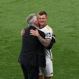 Kurz darauf endete eine Ära: Toni Kroos und Real-Coach Carlo Ancelotti umarmen sich am Spielfeldrand nach der Auswechslung des Deutschen. Für den 34-Jährigen war der sechste Sieg in der Königsklasse gleichzeitig auch das letzte Spiel im Trikot der Spanier.