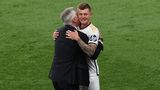 Kurz darauf endete eine Ära: Toni Kroos und Real-Coach Carlo Ancelotti umarmen sich am Spielfeldrand nach der Auswechslung des Deutschen. Für den 34-Jährigen war der sechste Sieg in der Königsklasse gleichzeitig auch das letzte Spiel im Trikot der Spanier.