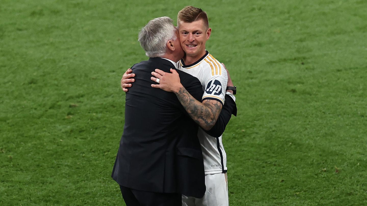 Kurz darauf endete eine Ära: Toni Kroos und Real-Coach Carlo Ancelotti umarmen sich am Spielfeldrand nach der Auswechslung des Deutschen. Für den 34-Jährigen war der sechste Sieg in der Königsklasse gleichzeitig auch das letzte Spiel im Trikot der Spanier.