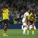 Während die Dortmunder ihre Trauer über die verpasste Chance nicht verbergen können, ...