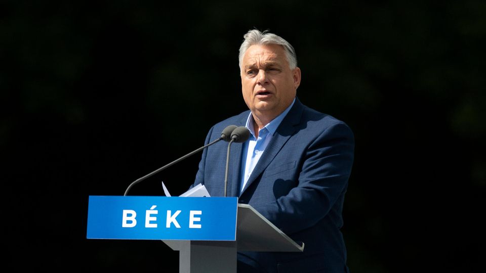 Ungarns Ministerpräsident Viktor Orbán bei einer Friedensveranstaltung in Budapest – "Béke" heißt auf Deutsch "Frieden"