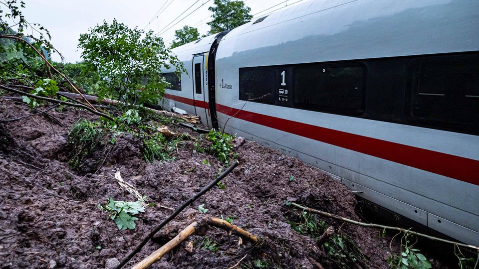 Bei Schwäbisch Gmünd entgleisen zwei Waggons eines ICEs nach einem Erdrutsch. Verletzt wurde niemand. Bei Schwäbisch Gmünd entgleisen zwei Waggons eines ICEs nach einem Erdrutsch. Verletzt wurde niemand.