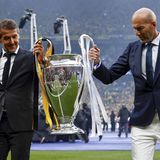 Die Vereinslegenden Karl-Heinz Riedle und Zinedine Zidane trugen zu Beginn den berühmten Henkelpott ins Wembley-Stadion. Riedle konnte 1997 mit Borussia Dortmund die Champions League gewinnen – der bisher einzige Champions-League-Titel des Vereins. Zidane war von 2016 bis 2021 Trainer bei Real Madrid und holte in der Zeit drei Champions-League-Titel in Folge. Für Erheiterung sorgte die Tatsache, dass Zidane beim Einmarsch ins Stadion sein Sakko schief zugeknöpft hatte.