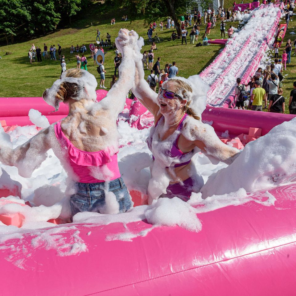 Vilnius, Litauen. Während halb Deutschland im Regenchaos versinkt, gibt es ihn noch, den Sommer: Beim Pink Soup-Festival in Litauen feiern die Menschen Sommer, Sonne und ihr Lieblingsgericht. Die pinke Suppe, Šaltibarščiai, ist Litauens Nationalgericht. Beim Festival in Vilnius ist darum alles in Pink gehalten: Rutschen, Outfits, Stände. Wie Sie die Suppe zubereiten? Hier entlang.