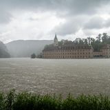 Regentropfen prasseln ins Hochwasser der Donau bei Kloster Weltenburg. Aufgrund der weiter steigenden Pegelstände ist für den Landkreis Kelheim in Niederbayern der Katastrophenfall ausgerufen worden.