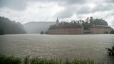 Regentropfen prasseln ins Hochwasser der Donau bei Kloster Weltenburg. Aufgrund der weiter steigenden Pegelstände ist für den Landkreis Kelheim in Niederbayern der Katastrophenfall ausgerufen worden.