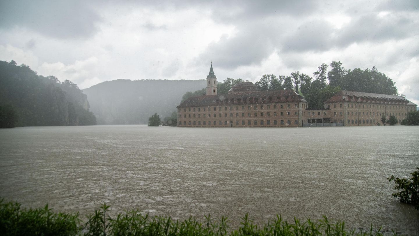 Regentropfen prasseln ins Hochwasser der Donau bei Kloster Weltenburg. Aufgrund der weiter steigenden Pegelstände ist für den Landkreis Kelheim in Niederbayern der Katastrophenfall ausgerufen worden.