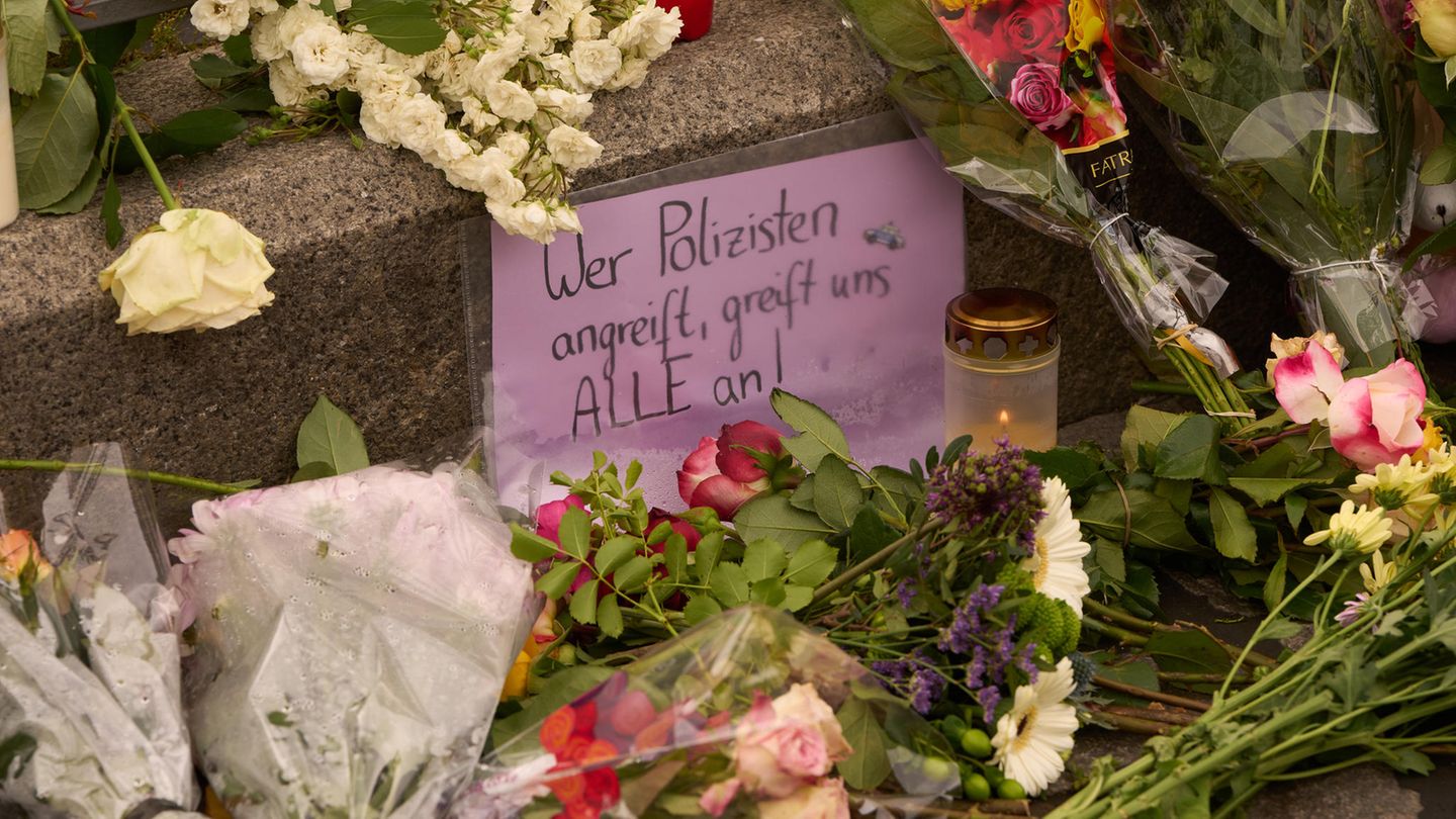 Nach Messerangriff in Mannheim mit mehreren Verletzten erinnern Kerzen und Blumen an die Opfer