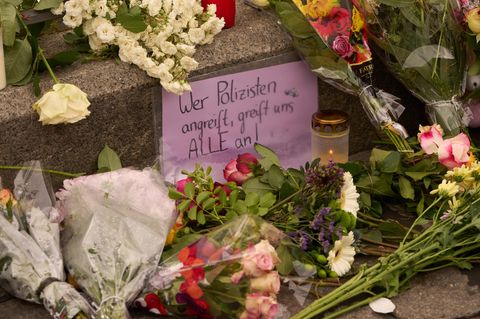 Nach der Messerattacke mit mehreren Verletzten in Mannheim erinnern Kerzen und Blumen an die Opfer