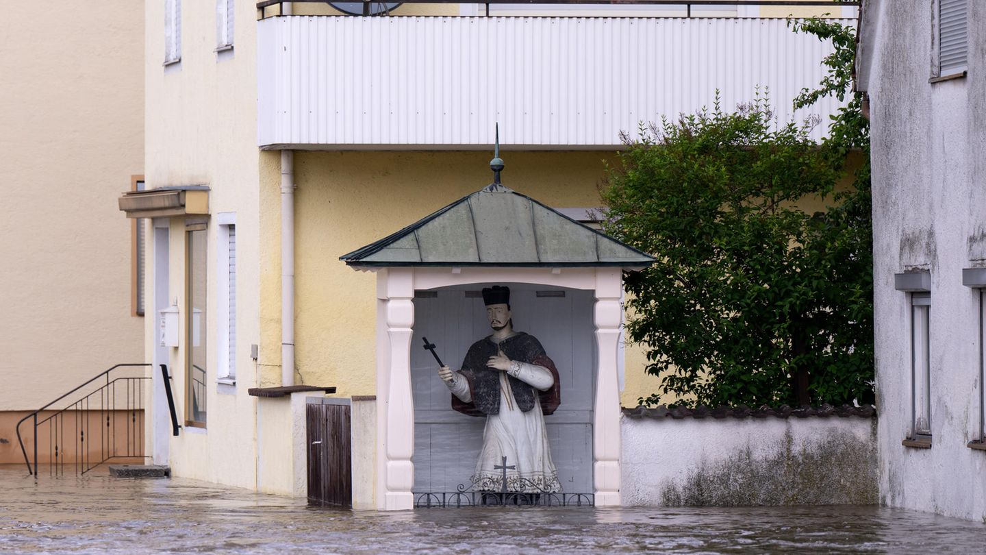 Auch die Heiligen können der Katastrophe nur zusehen.