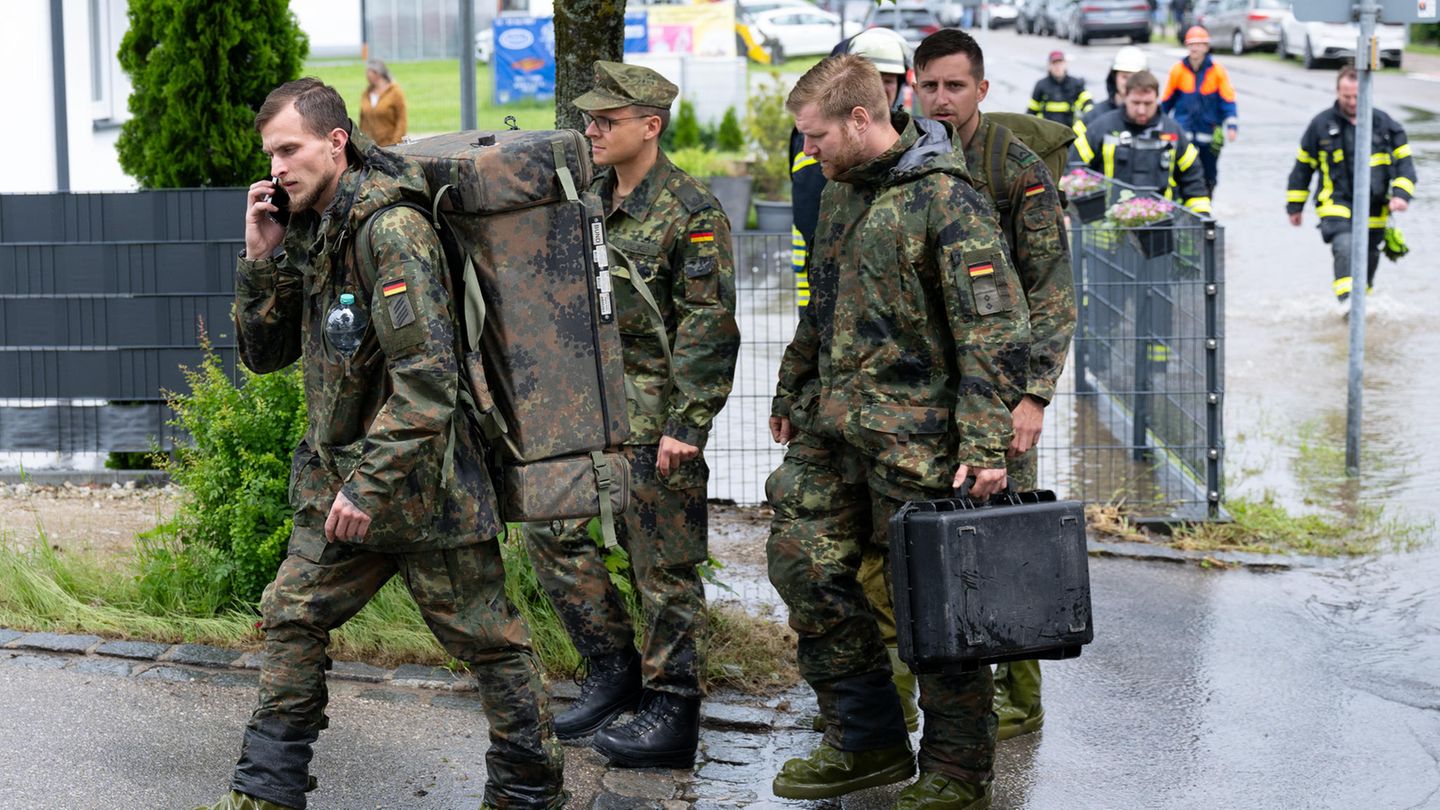 Vielerorts kommen Bundeswehr-Soldaten zum Einsatz wie hier in Reichertshofen. Sie verteilen Decken und Feldbetten oder helfen beim Befüllen von Sandsäcken. Insgesamt stellt die Bundeswehr 800 Soldaten zur Verfügung.