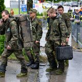 Vielerorts kommen Bundeswehr-Soldaten zum Einsatz wie hier in Reichertshofen. Sie verteilen Decken und Feldbetten oder helfen beim Befüllen von Sandsäcken. Insgesamt stellt die Bundeswehr 800 Soldaten zur Verfügung.