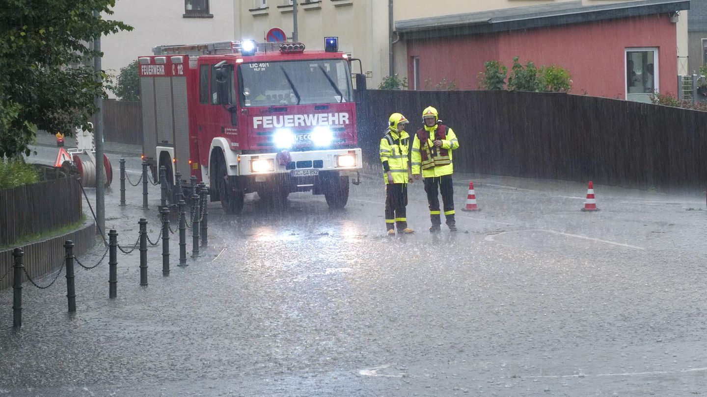 In Wilkau-Haßlau bei Zwickau trat der Schmelzbach über die Ufer. Regelrechte Sturzfluten ergossen sich ins Tal und überflutete die Hauptstraße. 