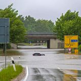 Wörthbach hat die Unterführung der Autobahn A96 zum Skylinepark bei Kirchdorf überschwemmt. Ein Wagen ist steckengeblieben in den Fluten. 