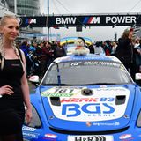 In der Startaufstellung Team SRS Sorg Rennsport mit Porsche 718 Caymann GT4  RS CS. Bringt der Teddy Glück? Insgesamt sind fast 40 Porsche sind am Start