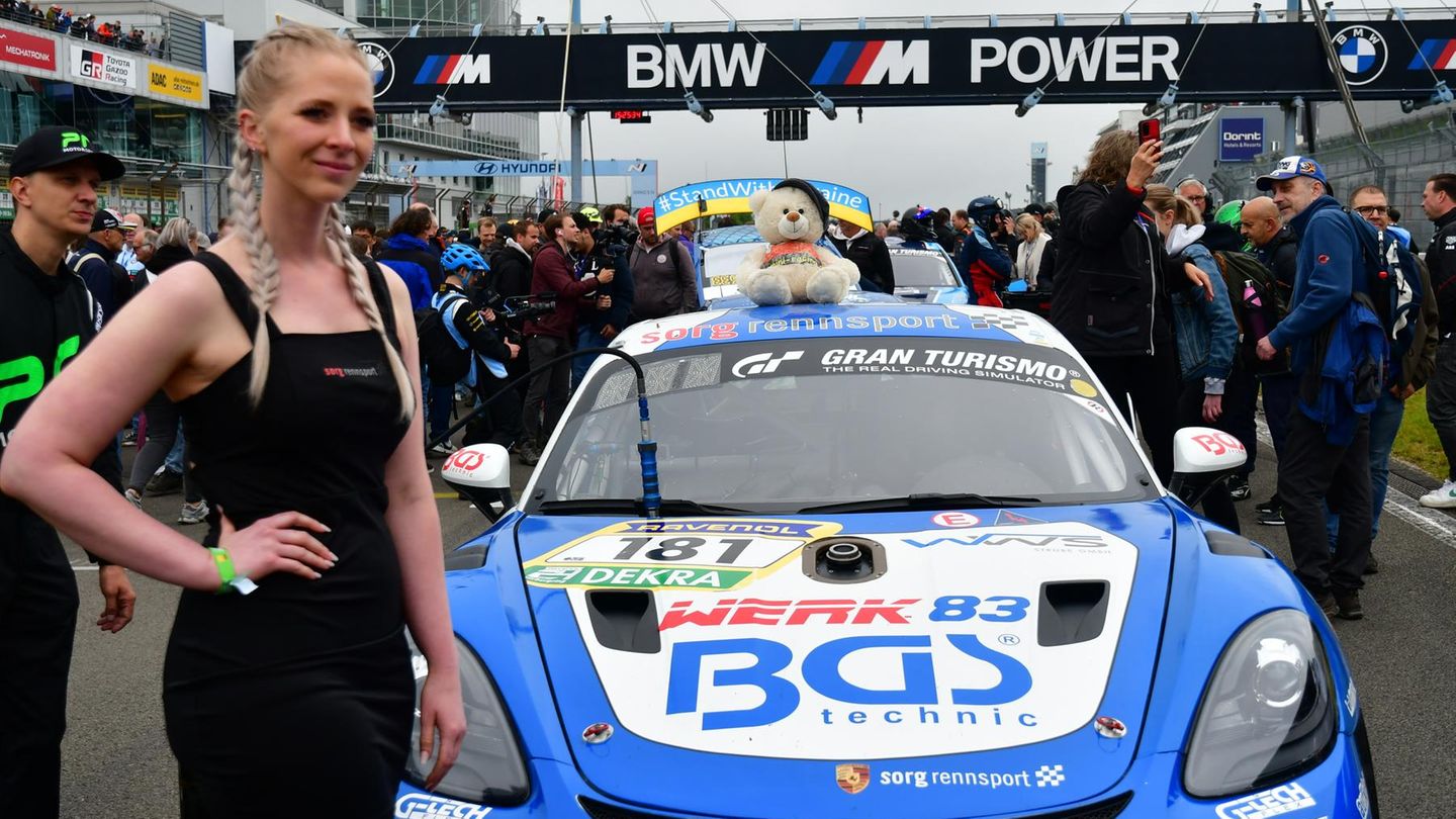 In der Startaufstellung Team SRS Sorg Rennsport mit Porsche 718 Caymann GT4  RS CS. Bringt der Teddy Glück? Insgesamt sind fast 40 Porsche sind am Start