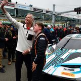 Boxlegende Henry Maske macht ein Selfie mit dem Mechaniker vor dem KTM  x-Bow GT2 von Dörr Motorsport
