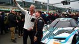Boxlegende Henry Maske macht ein Selfie mit dem Mechaniker vor dem KTM  x-Bow GT2 von Dörr Motorsport