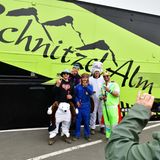 240.000 Zuschauer kamen zum 24 Stundenrennen zum Nürburgring. Im Fahrerlager posiert eine Gruppe Hatzenbacherfans mit Foto vor dem Lager von Schnitzleralm.de Racing.