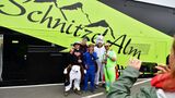 240.000 Zuschauer kamen zum 24 Stundenrennen zum Nürburgring. Im Fahrerlager posiert eine Gruppe Hatzenbacherfans mit Foto vor dem Lager von Schnitzleralm.de Racing.