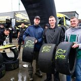 Giti Reifen verschenkte im Fahrerlager abgefahrene Rennreifen an die Fans. Giti Tire sind in Singapur zu Hause.