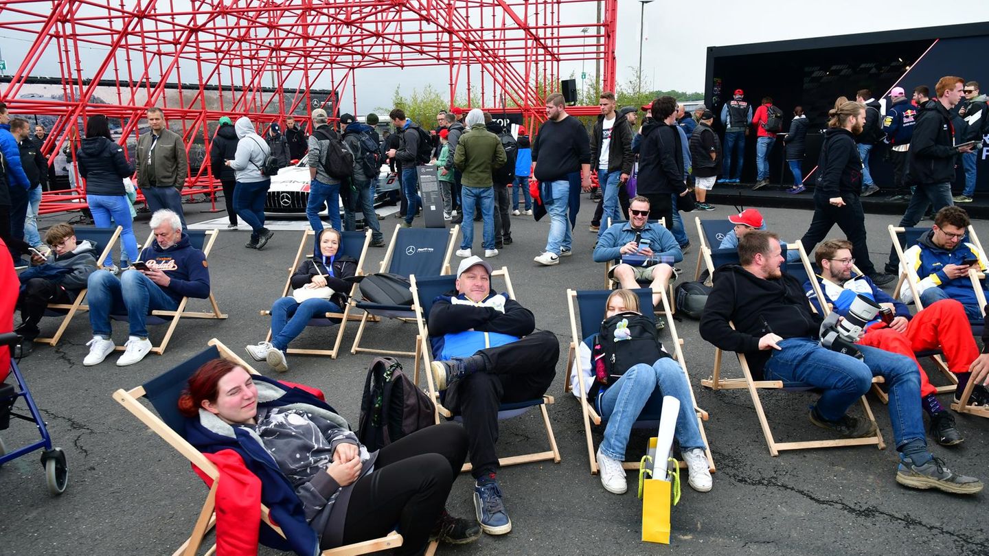Vor der beliebten Mercedes-AMG Fan Base im Fahrerlager gab es Liegestühle. Die Gäste mussten von den weit entfernten Parkplätzen einige Kilometer zu Fuß zurücklegen. Mercedes-AMG ist sechsfach mit GT3 und einem GT4 vertreten.