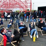 Vor der beliebten Mercedes-AMG Fan Base im Fahrerlager gab es Liegestühle. Die Gäste mussten von den weit entfernten Parkplätzen einige Kilometer zu Fuß zurücklegen. Mercedes-AMG ist sechsfach mit GT3 und einem GT4 vertreten.