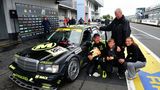 166 Fahrzeuge starteten beim ADAC 24h-Classic Youngtimer. Das Event ist ein dreistündiges Vorprogramm zum 24 Stundenrennen. Railf Schall, im Foto mit seinem Vater und der Familie, konnte seinen Mercedes 190 E 2.5 16 Evo II zum Sieg bringen.