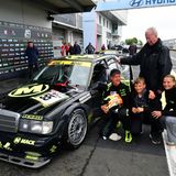 166 Fahrzeuge starteten beim ADAC 24h-Classic Youngtimer. Das Event ist ein dreistündiges Vorprogramm zum 24 Stundenrennen. Railf Schall, im Foto mit seinem Vater und der Familie, konnte seinen Mercedes 190 E 2.5 16 Evo II zum Sieg bringen.