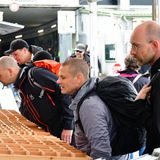 Im alten Fahrerlager am Nürburgring gab es viel aus der alten Zeit der Rennstrecke zu bewundern. Diese Fans interessieren sie für alte Rennmodellautos.