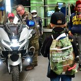 Die Bundeswehr war wieder, wie im letzten Jahr, mit einer Ausstellung im Ring Boulevard  dabei. Es gab kleine Rucksäcke für die Jungen und ein MP setzte die Kinder auf die leistungsstarke Maschine der Feldjäger. Das Blaulicht wurde gedrückt.