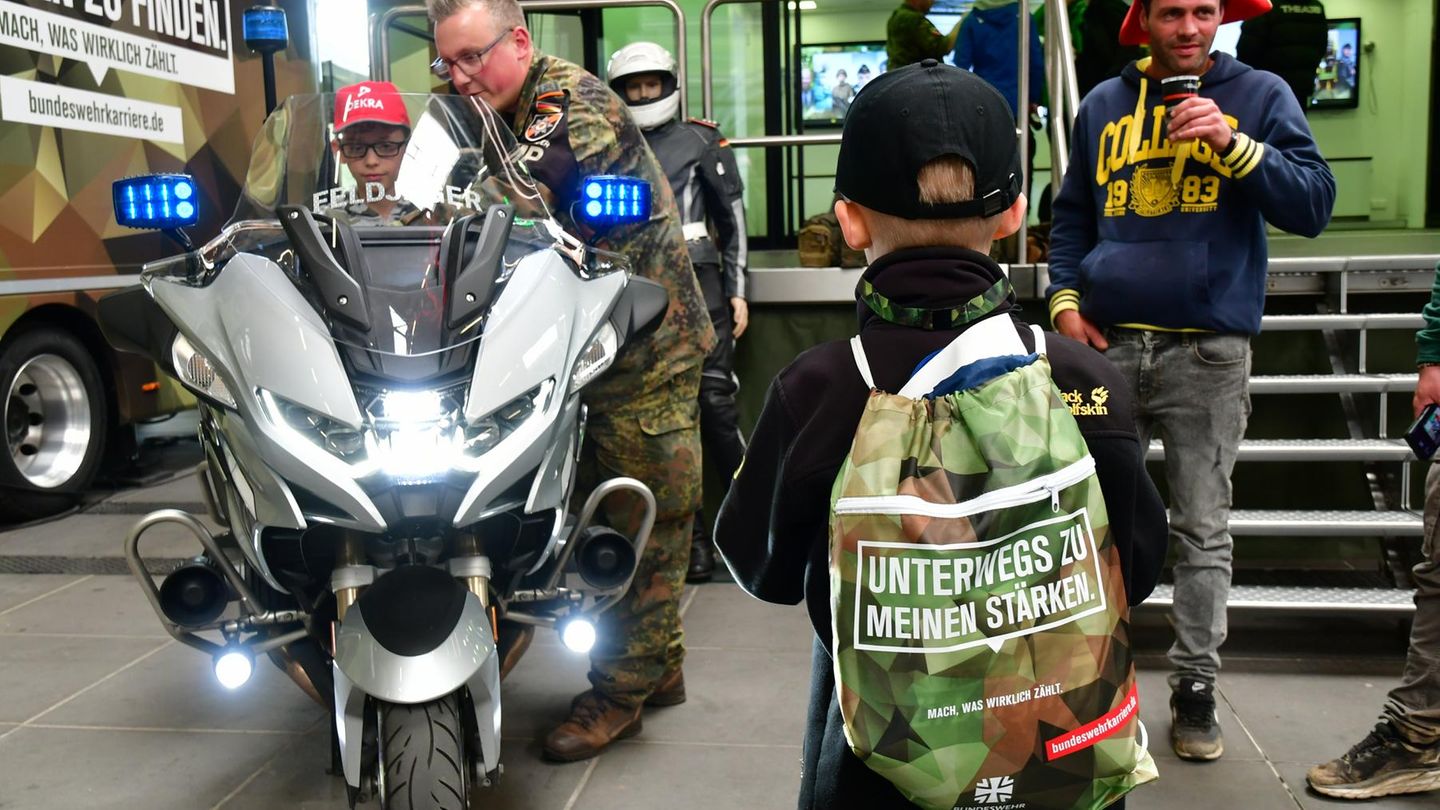 Die Bundeswehr war wieder, wie im letzten Jahr, mit einer Ausstellung im Ring Boulevard  dabei. Es gab kleine Rucksäcke für die Jungen und ein MP setzte die Kinder auf die leistungsstarke Maschine der Feldjäger. Das Blaulicht wurde gedrückt.