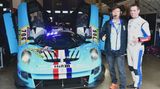 Mit der spektakulären SCG 004c Rennversion von James Glickenhaus Racing LLC  ist 2024 wieder ein Publikumsliebling dabei. Nach einem Jahr Pause kehrt Glickenhaus mit seiner Scuderia Cameron wieder zum Ring zurück. Auf dem Foto präsentiert James Glickenhaus mit seinem Topfahrer Thomas Mutsch den Wagen - in diesem Jahr in blauer Farbe.