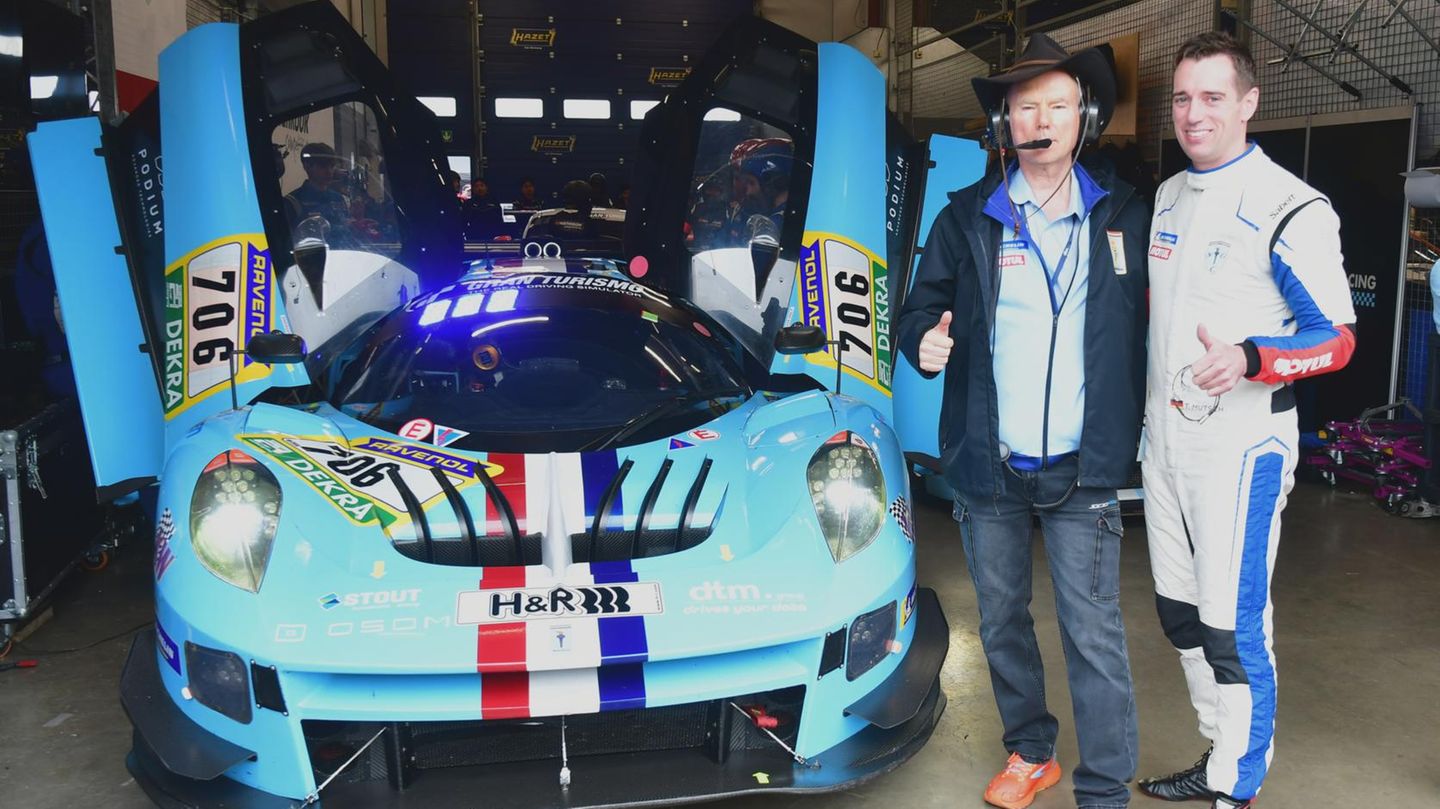 Mit der spektakulären SCG 004c Rennversion von James Glickenhaus Racing LLC  ist 2024 wieder ein Publikumsliebling dabei. Nach einem Jahr Pause kehrt Glickenhaus mit seiner Scuderia Cameron wieder zum Ring zurück. Auf dem Foto präsentiert James Glickenhaus mit seinem Topfahrer Thomas Mutsch den Wagen - in diesem Jahr in blauer Farbe.