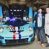 Mit der spektakulären SCG 004c Rennversion von James Glickenhaus Racing LLC  ist 2024 wieder ein Publikumsliebling dabei. Nach einem Jahr Pause kehrt Glickenhaus mit seiner Scuderia Cameron wieder zum Ring zurück. Auf dem Foto präsentiert James Glickenhaus mit seinem Topfahrer Thomas Mutsch den Wagen - in diesem Jahr in blauer Farbe.