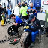 Im Gang vor Box 26 werden die Rennreifen geputzt.