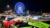 Wie beim Rennen in Le Mans darf auch beim 24 Stunden Ravenol Adac Rennen am Nürburgring das RAVENOL-Riesenrad nicht fehlen. Dieser Publikumsliebling leuchtet weithin sichtbar über das Fahrerlager. Der Rundblick über die Rennstrecke lohnt sich für Schwindelfreie. Der Fahrpreis von sechs Euro wird für einen guten Zweck gespendet.