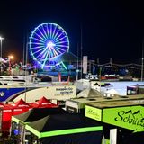 Wie beim Rennen in Le Mans darf auch beim 24 Stunden Ravenol Adac Rennen am Nürburgring das RAVENOL-Riesenrad nicht fehlen. Dieser Publikumsliebling leuchtet weithin sichtbar über das Fahrerlager. Der Rundblick über die Rennstrecke lohnt sich für Schwindelfreie. Der Fahrpreis von sechs Euro wird für einen guten Zweck gespendet.