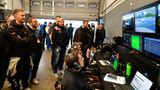 Blick in Box 25 von Dörr-Motorsport. Drei Fahrzeuge werden hier betreut. Das Renngeschehen wird auf den Monitoren verfolgt und die von den Rennwagen gesendeten Daten zeigen sofort, wenn ein Fehler auftreten sollte.