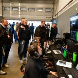 Blick in Box 25 von Dörr-Motorsport. Drei Fahrzeuge werden hier betreut. Das Renngeschehen wird auf den Monitoren verfolgt und die von den Rennwagen gesendeten Daten zeigen sofort, wenn ein Fehler auftreten sollte.