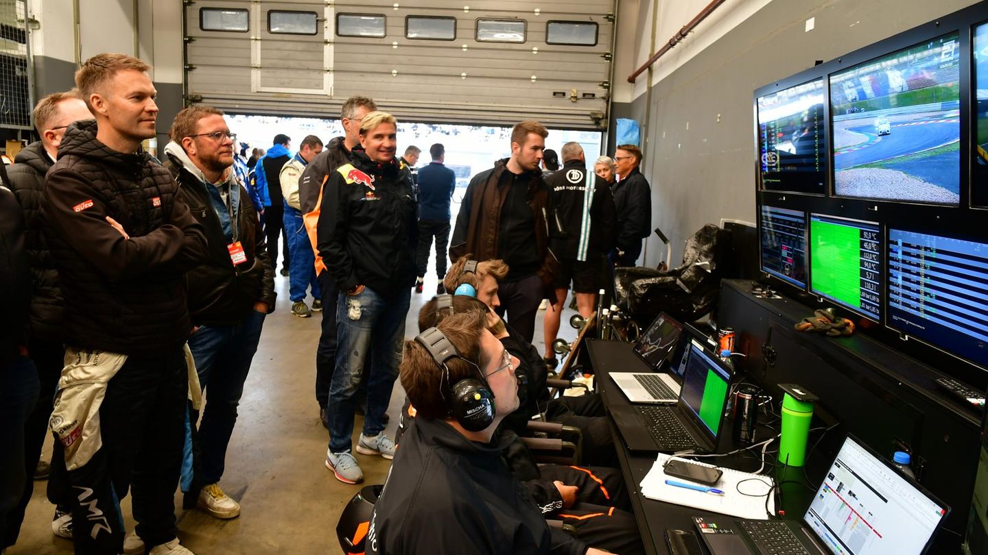 Blick in Box 25 von Dörr-Motorsport. Drei Fahrzeuge werden hier betreut. Das Renngeschehen wird auf den Monitoren verfolgt und die von den Rennwagen gesendeten Daten zeigen sofort, wenn ein Fehler auftreten sollte.