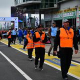 Die Marshalls kommen: 80 sind in der Boxengasse im Einsatz. Sie tragen spezielle Schutzbekleidung: Feuerfeste Overalls sowie Helm und reflektierende Armbinden und Westen. Insgesamt sind 1000 Marshals - aufgeteilt auf 17 Abschnitte - rund um die Nordschleife postiert