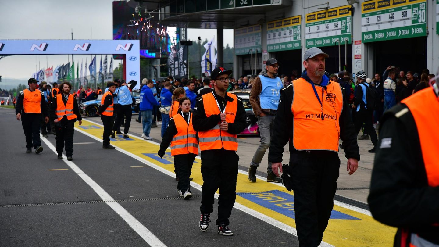 Die Marshalls kommen: 80 sind in der Boxengasse im Einsatz. Sie tragen spezielle Schutzbekleidung: Feuerfeste Overalls sowie Helm und reflektierende Armbinden und Westen. Insgesamt sind 1000 Marshals - aufgeteilt auf 17 Abschnitte - rund um die Nordschleife postiert
