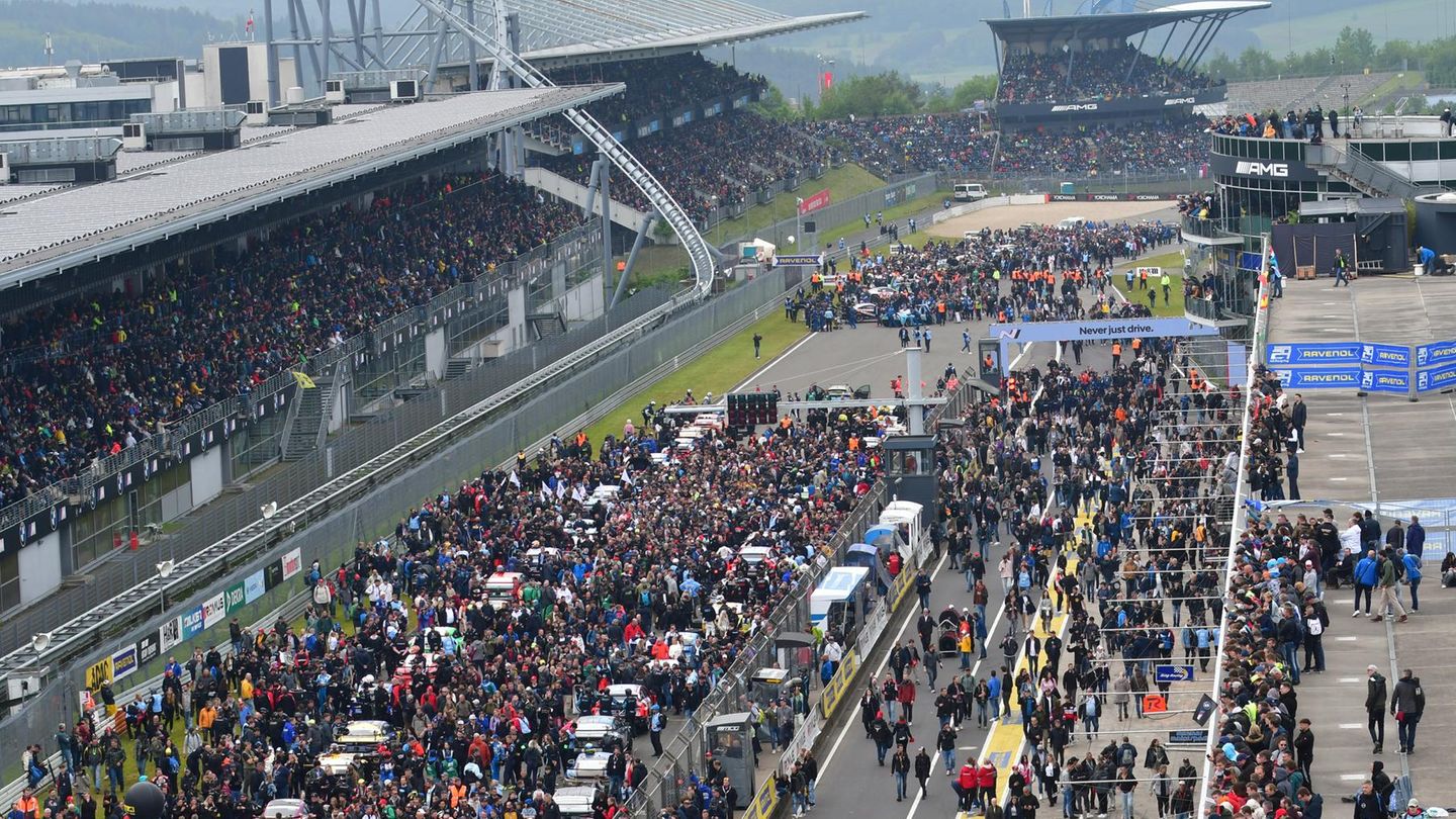 Drohnenblick auf die Startaufstellung. Fast eine Stunde lang konnten die  130 Wagen  mit ihren Teams auf ihren Startplatzierungen aus direkter Nähe bestaunt werden