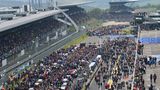 Drohnenblick auf die Startaufstellung. Fast eine Stunde lang konnten die  130 Wagen  mit ihren Teams auf ihren Startplatzierungen aus direkter Nähe bestaunt werden