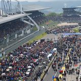 Drohnenblick auf die Startaufstellung. Fast eine Stunde lang konnten die  130 Wagen  mit ihren Teams auf ihren Startplatzierungen aus direkter Nähe bestaunt werden