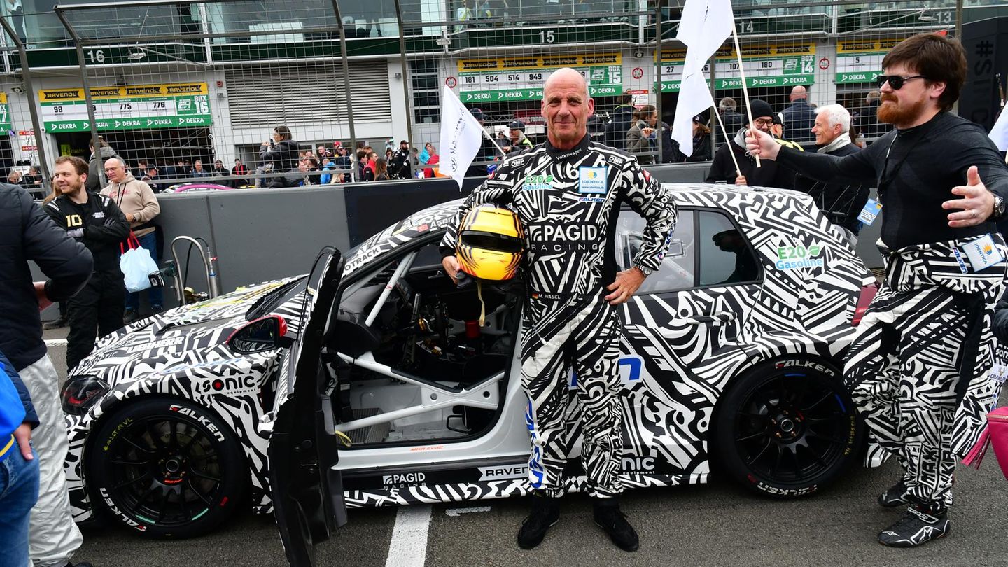Max Kruse Racing mit starkem Styling für Fahrer und Fahrzeug: Klasse AT3 VW Golf 7 GTI TCR DSG. Hier zeigt sich der Fahrer Matthias Wasel aus Köln in der Startaufstellung