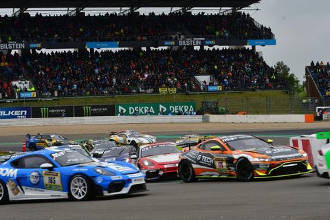 Nach dem Start wird es in der Yokohama-S-Kurve eng. Durch die Platzierung getrennt kommen hier die 160 Autos in drei Gruppen getrennt angedonnert