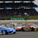 Nach dem Start wird es in der Yokohama-S-Kurve eng. Durch die Platzierung getrennt kommen hier die 160 Autos in drei Gruppen getrennt angedonnert