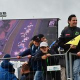 Zaungäste erleben die Rennwagen unmittelbar. Wenn sie sich umdrehen, können sie die ganze Strecke auf der Leinwand verfolgen.